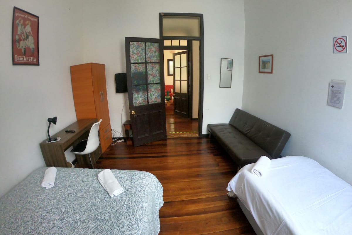 Chambre triple familiale, Plusieurs lits, non-fumeur | 1 chambre, systĂšme dâinsonorisation, accĂšs au Wi-Fi (inclus)