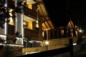 住宿正面 - 傍晚/夜晚