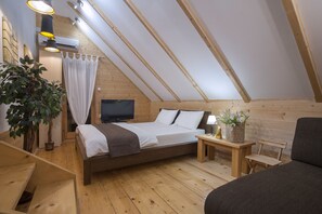 Leilighet, 2 soverom, terrasse | Skrivebord, lydisolert, strykejern/-brett og barnesenger (inkludert)