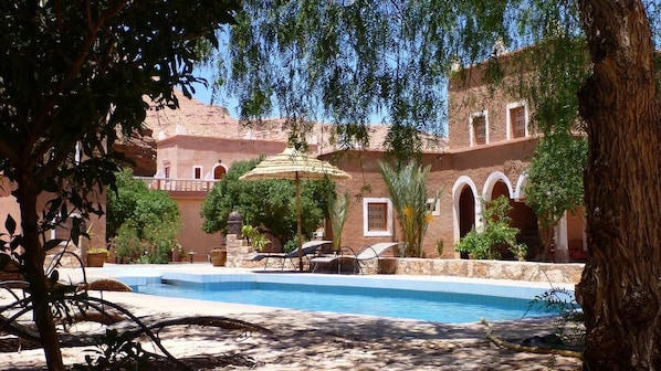 Piscina externa, guarda-sóis, espreguiçadeiras