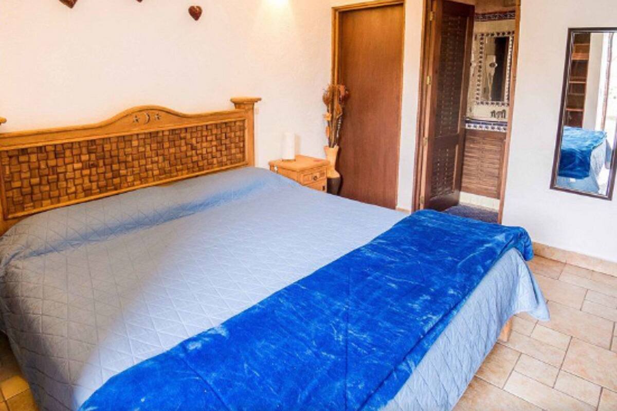 Standard Room, 1 King Bed, Non Smoking | Select Comfort beds, iron/ironing board (on request), WiFi (free)