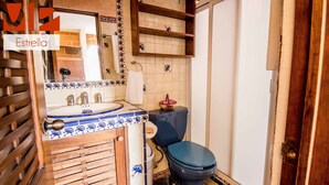 Habitación estándar, 1 cama King size, para no fumadores | Baño | Regadera, amenidades de baño gratuitas, secadora de cabello, toallas