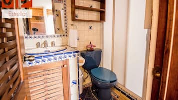 Habitación estándar, 1 cama King size, para no fumadores | Baño | Regadera, amenidades de baño gratuitas, secadora de cabello, toallas