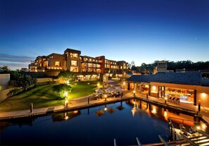 Fassade der Unterkunft – Abend/Nacht