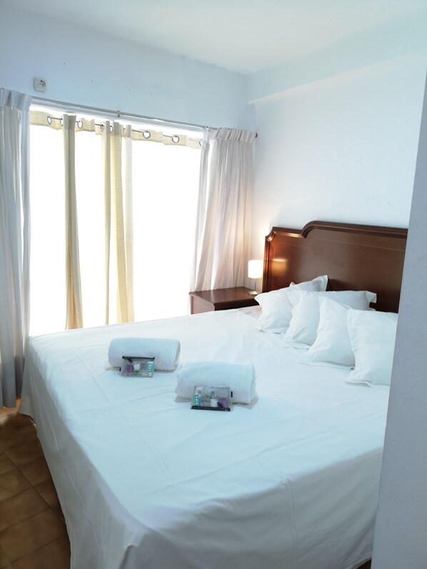 Double Room, Private Bathroom | Bed sheets - Motel Lavapiés (Madrid)