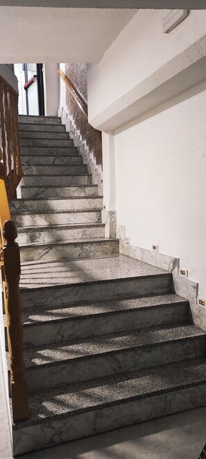 32-inch flat-screen TV with cable channels, TV - Motel Lavapiés (Madrid)