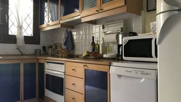 House | Private kitchen | Full-sized fridge, microwave, oven, stovetop