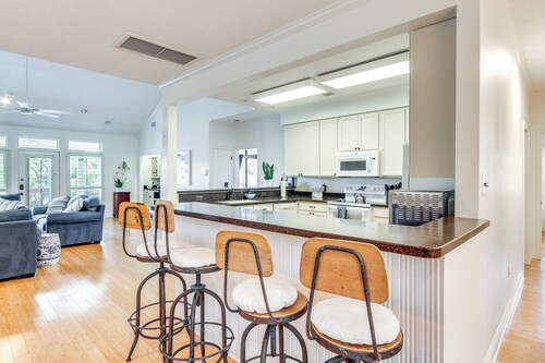 Pool, Fire Pit & Tennis Court: Gem in Bay St Louis