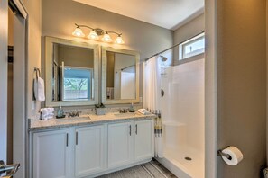 Articles de toilette gratuits, sèche-cheveux, serviettes fournies