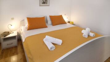 3 bedrooms, in-room safe, iron/ironing board, free WiFi