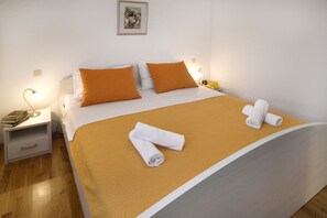 3 chambres, coffres-forts dans les chambres, fer et planche à repasser