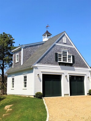 Exterior - NEW Luxury Beach House. Inner Village, Amazing Pool/ Outdoor Entertaining Areas! (Edgartown)