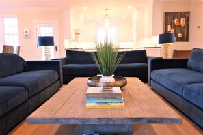 Smart TV, fireplace, DVD player, stereo - NEW Luxury Beach House. Inner Village, Amazing Pool/ Outdoor Entertaining Areas! (Edgartown)
