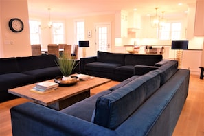 Smart TV, fireplace, DVD player, stereo