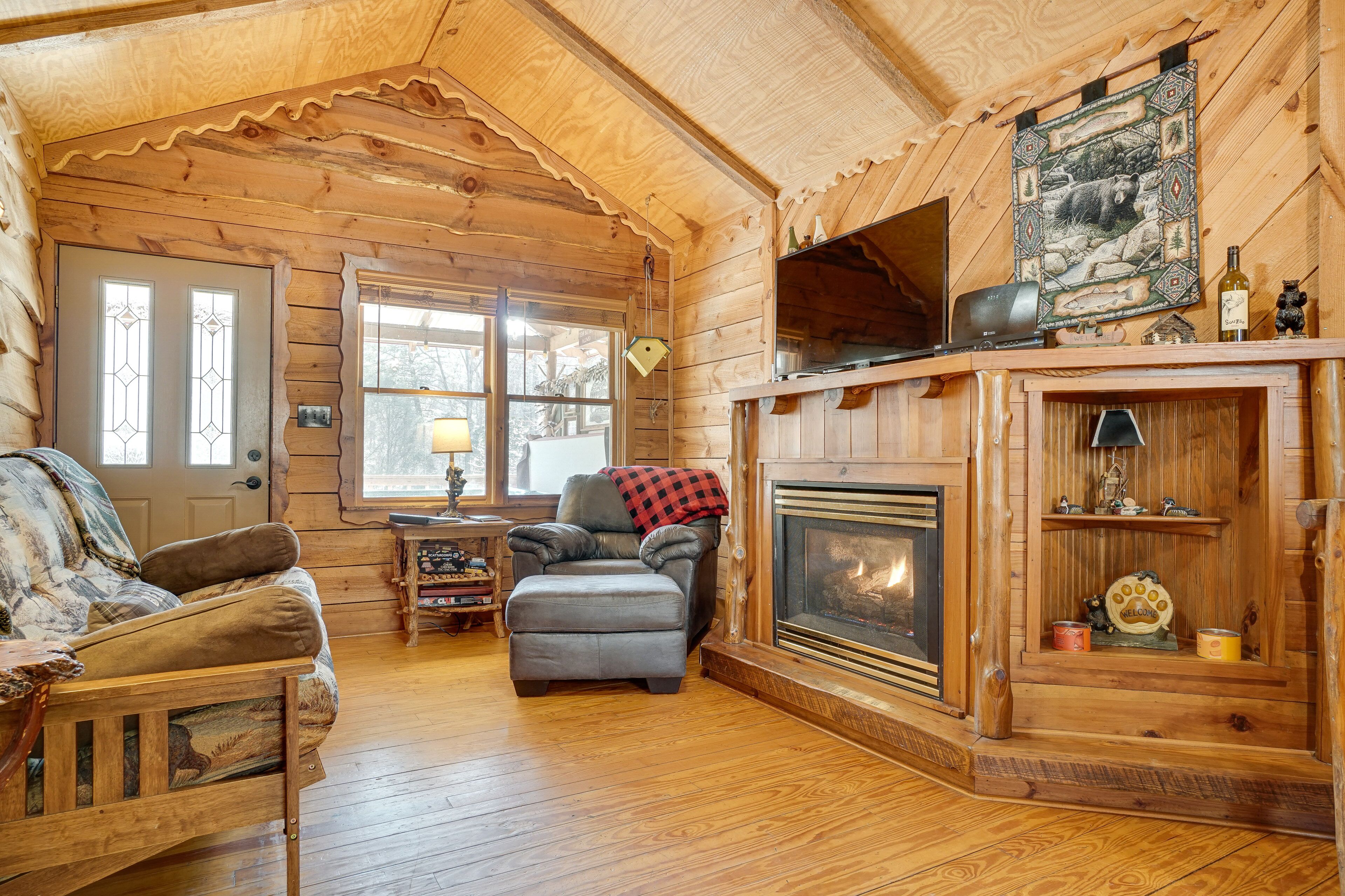 Secluded Family Retreat in Dahlonega w/ Hot Tub!