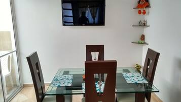 Nhà dành cho gia đình, nhiều giường, phù hợp cho người khuyết tật, không hút thuốc | Khu vực ăn uống tại phòng