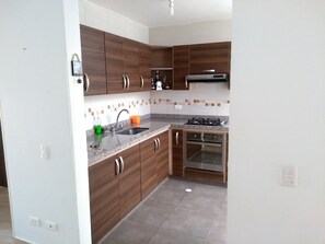 Maison Familiale, plusieurs lits, accessible aux personnes à mobilité réduite, non-fumeurs | Cuisine privée | Grand réfrigérateur, micro-ondes, four