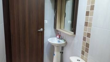 Maison Familiale, plusieurs lits, accessible aux personnes à mobilité réduite, non-fumeurs | Salle de bain | Douche, douche à « effet pluie », articles de toilette gratuits