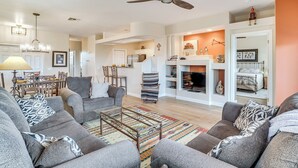 TV, DVD player, music library - Oro Valley Condo - Nearby Golf & Hiking! (Oro Valley)