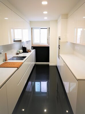 Microwave, oven, dishwasher, coffee/tea maker