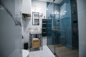 Deluxe Apartment | Bathroom | Shower, free toiletries, hair dryer, slippers