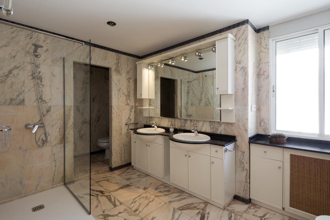 Douche, sèche-cheveux, bidet, serviettes fournies