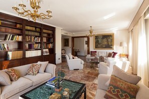 Interior - Cabildo Cathedral. 5 bedrooms and 2 free parking next to the Cathedral (Sevilla)