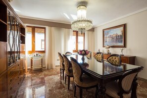 Dining - Cabildo Cathedral. 5 bedrooms and 2 free parking next to the Cathedral (Sevilla)