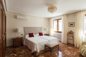 5 bedrooms, iron/ironing board, travel cot, free WiFi