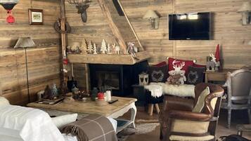 Televisie, een open haard en een kantoor