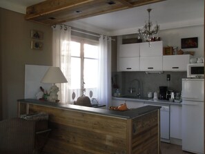 Een koelkast, een microgolfoven, een oven, een kookplaat