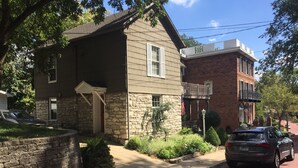 A residential street with two houses, one with a stone facade and the other with a brick facade. - Guest House 632 Summit Street (Alton)