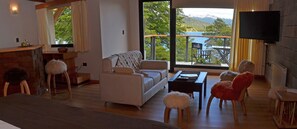 Elite Room | Living area | 49-inch flat-screen TV with satellite channels, TV - Amarras (Villa Pehuenia)