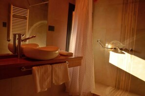 Habitación clásica, 1 cama doble | Baño | Artículos de higiene personal gratuitos, secador de pelo, bidé y toallas