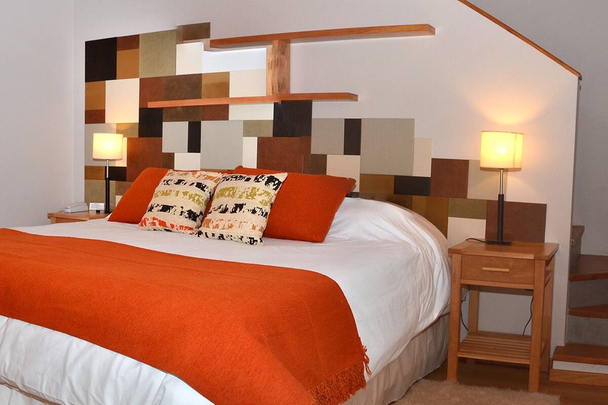 Ropa de cama de alta calidad, edredones de plumas, minibar y caja fuerte