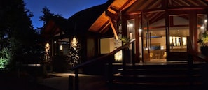Fachada da propriedade à noite