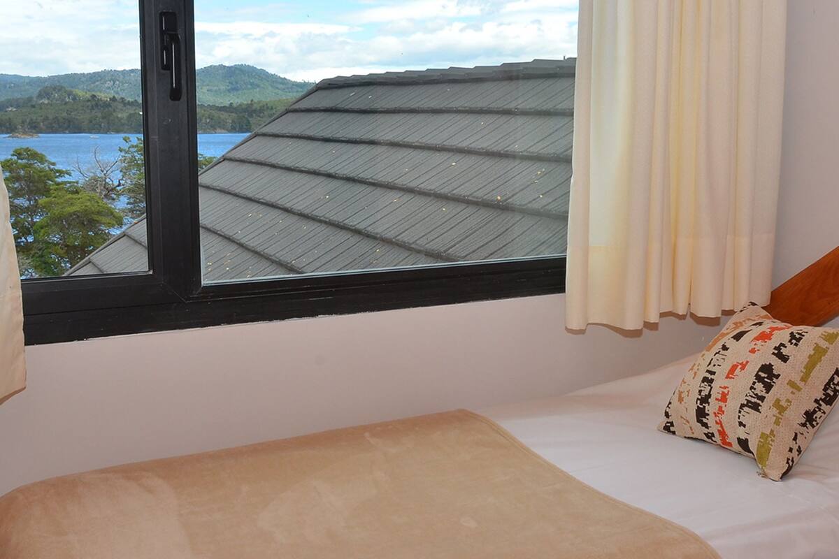 Habitación Elite | Ropa de cama de alta calidad, edredones de plumas, minibar y caja fuerte
