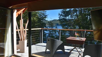 Habitación cuÔdruple exclusiva, 1 habitación, vista al lago | 2 habitaciones, ropa de cama de alta calidad, edredón y minibar