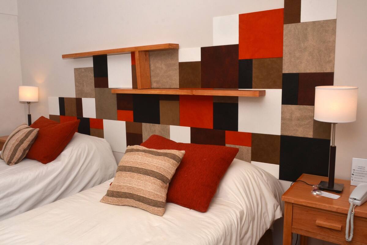 Suite Premium | Ropa de cama de alta calidad, edredones de plumas, minibar y caja fuerte