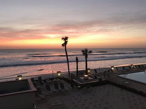 Luxurious 1 bedroom suite with direct ocean view on private balcony !