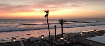 Luxurious 1 bedroom suite with direct ocean view on private balcony !