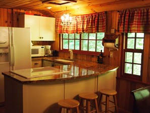 Fridge, microwave, oven, coffee/tea maker - Lissie Wright’s Cabin, Est 1895. Scenic Creek,  7.5 Acres, 15 min to Downtwn AVL (Fairview)