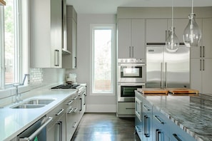 Refrigerador, microondas, horno, placa de cocina