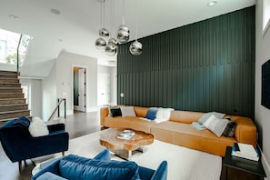 Smart TV, chimenea, libros, oficina