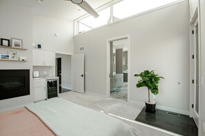 4 habitaciones, caja de seguridad en la habitación y escritorio