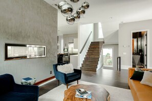 Smart TV, fireplace, books, offices - Spacious Modern Luxurious Home in Linden Hills (Minneapolis)