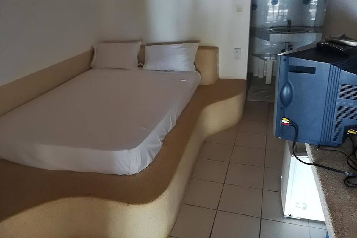 6 bedrooms, minibar, bed sheets, wheelchair access