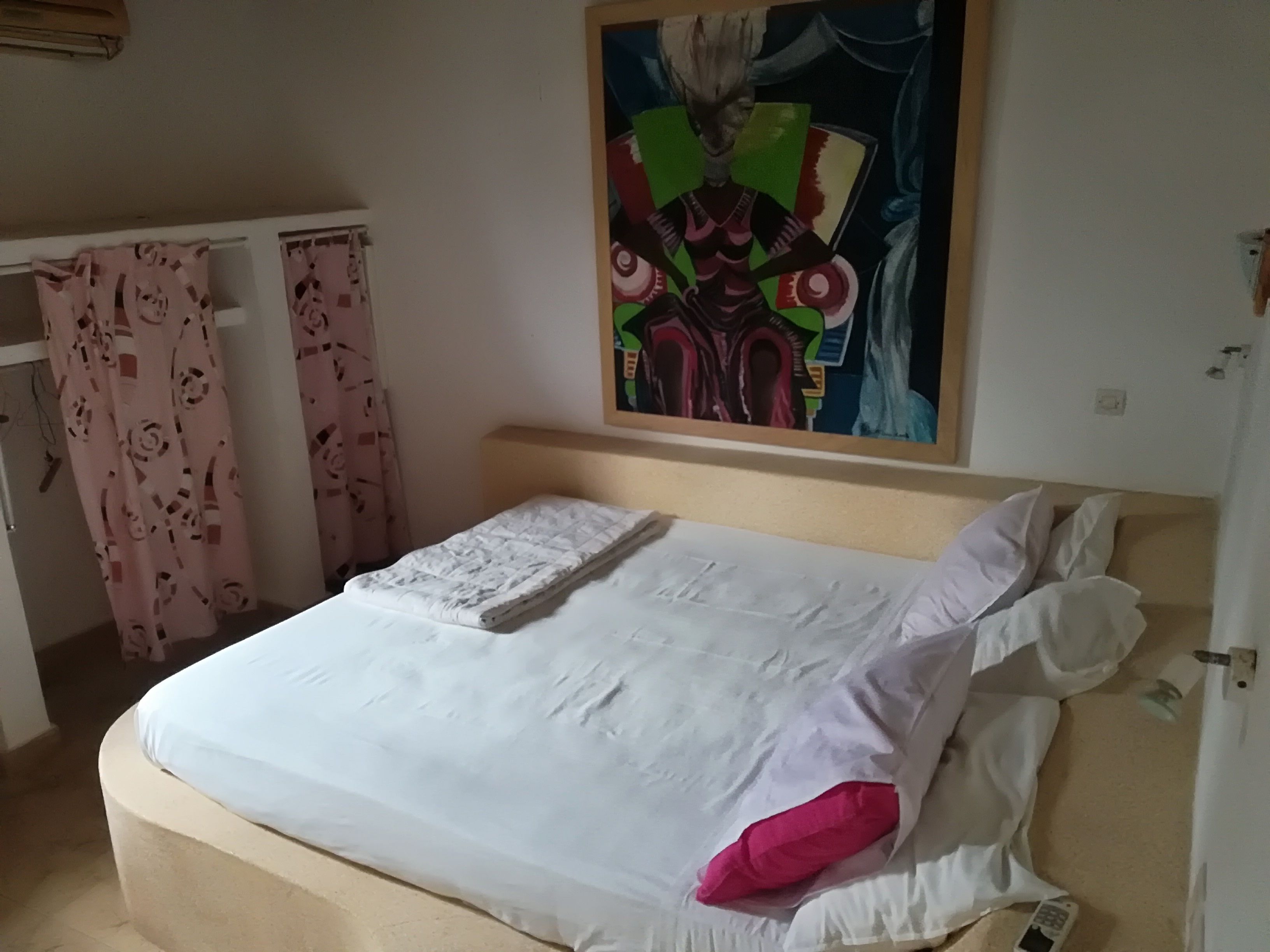 6 bedrooms, minibar, bed sheets, wheelchair access