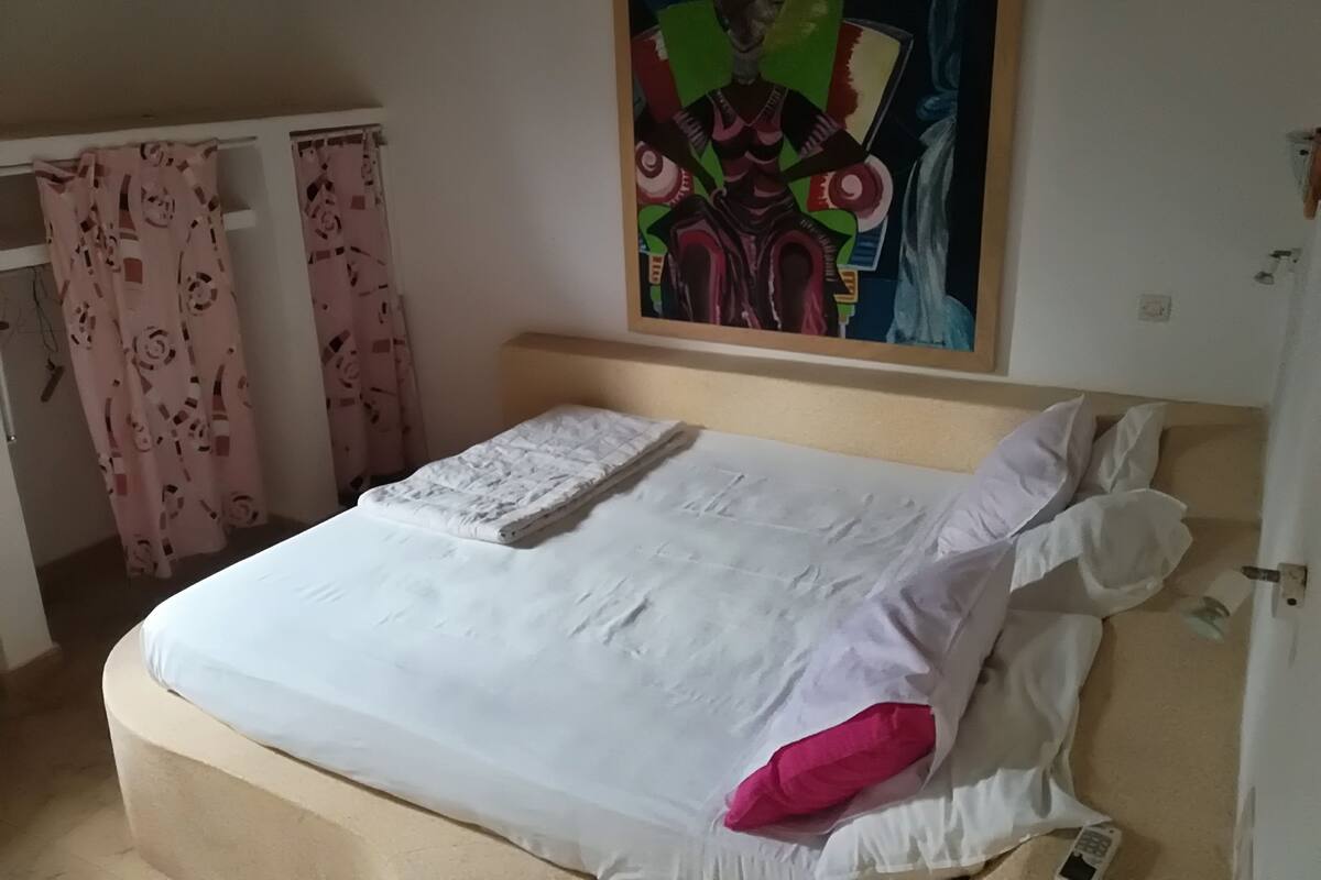 6 bedrooms, minibar, bed sheets, wheelchair access