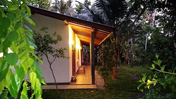 Bagian depan properti - sore/malam
